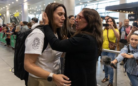 Edita Bizama (d) abraza a su hija Adamary García a su legada al Aeropuerto Internacional Arturo Merino Benitez este sábado 22 de febero de 2025, en Santiago (Chile).