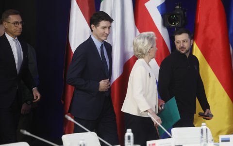 Volodymyr Zelensky (R), la Presidenta de la Comisión Europea, Ursula von der Leyen (C-R),   asisten a una conferencia de prensa tras la cumbre de apoyo a Ucrania en Kiev