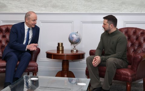 El Primer Ministro irlandés Micheal Martin (izq.) reuniéndose con el Presidente ucraniano Volodymyr Zelensky en el aeropuerto de Shannon, en Shannon, Irlanda.