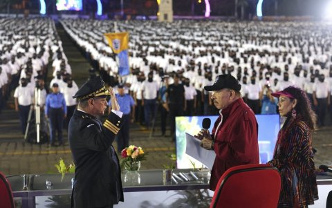 El presidente Daniel Ortega, su esposa, la vicepresidenta Rosario Murillo, y el comandante de la Policía Francisco Javier Díaz Madriz en su ceremonia de juramentación.