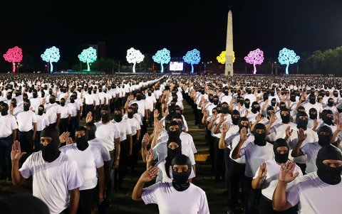Algunos de los 30.000 civiles encapuchados juramentando como “policías voluntarios”, en Managua el 26 de febrero de 2025.
