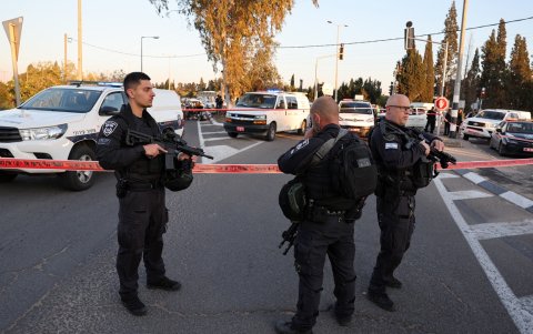 Miembros de las fuerzas de seguridad israelíes se encuentran detrás de un área acordonada en Gan Shmuel después del atropello.