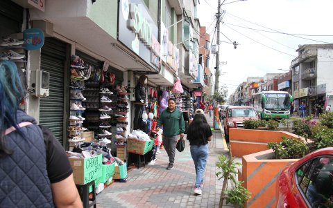 Los comerciantes piden que la reubicación y regularización de los vendedores informales sea prioritaria para así reducir el índice de afectación.