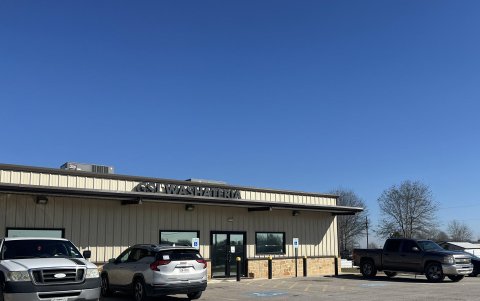 Una muestra un establecimiento comercial cerrado en la localidad de Colony Ridge, al noreste de Houston, Texas (EE.UU.).