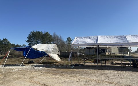 Puestos de venta vacíos y abandonados en la localidad de Colony Ridge, al noreste de Houston, Texas (EE.UU.).