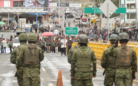 Soldados se forman frente a indígenas que protestan para exigir una solución al derribo de dos puentes comunales fronterizos .