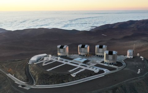 La plataforma del Very Large Telescope (VLT), con sus cuatro telescopios ópticos y cuatro telescopios auxiliares móviles, en la Región de Antofagasta.