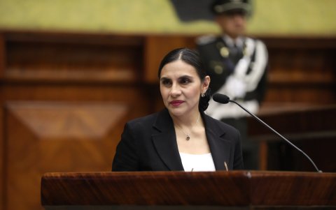 Verónica Abad, vicepresidenta de Ecuador, enfrenta suspensión de derechos políticos tras la sentencia del Tribunal Contencioso Electoral.