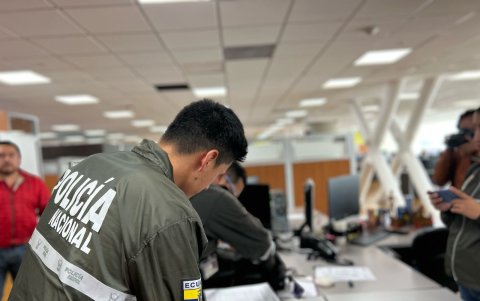 Momento del allanamiento en las instalaciones del SERCOP, en Pichincha, durante la operación Guardian 5 para recolectar evidencia de un ciberataque.