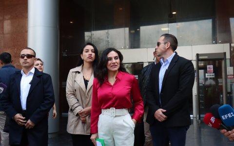 La vicepresidenta Verónica Abad, acompañada por su abogada y personal de seguridad.