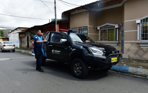 Referencial. Un agente metropolitano desciende de una camioneta municipal.