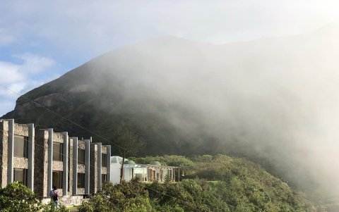 El Cráter se encuentra al pie del coloso, en la reserva geobotánica Pululahua.