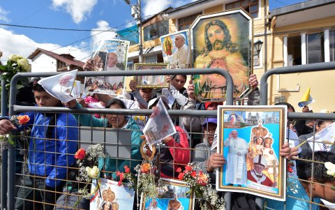 El pueblo católico demostró su devoción al papa con cuadros alusivos.