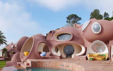 El 'Palacio de las burbujas', es una de las casas más conocidas que implementa este estilo.