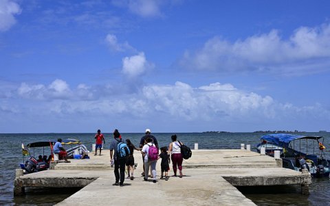 Migrantes venezolanos procedentes de Estados Unidos se alistan a abordar un barco que se dirige a la isla de Carti, territorio Guna Yala en Panamá, el 24 de febrero de 2025.
