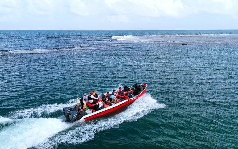 Un grupo de migrantes viajan con destino a Colombia en barco desde Miramar, Panamá, el 27 de febrero de 2025.