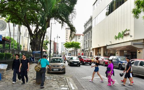 Vecinos y transeúntes se muestran preocupados por la inseguridad en el centro de Guayaquil.