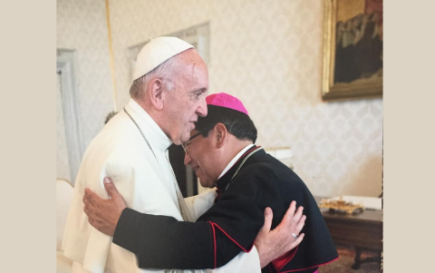 Cariñoso saludo entre el papa Francisco y monseñor René Coba.