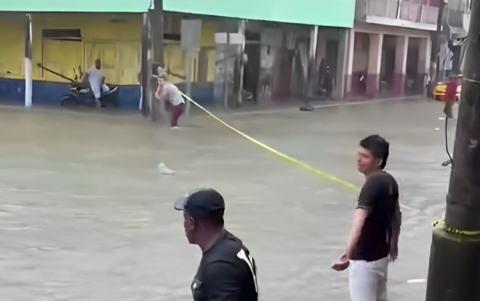 El sistema de drenaje obstruido por basura contribuyó a la rápida acumulación de agua en las calles de Esmeraldas.