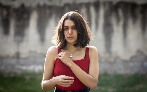 La autora intercala dibujos e ilustraciones con relatos.