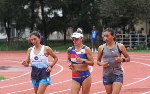 La fondista tricolor (c) entrena localmente en la pista de Los Chasquis. Cumple con trabajos a doble y triple jornada buscando su puesta en forma.