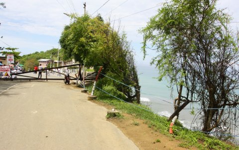 Hecho.  La ciudadanía exige que no solo se cierre el tramo de la vía, sino que se intervenga el cerro que colinda con el templo.