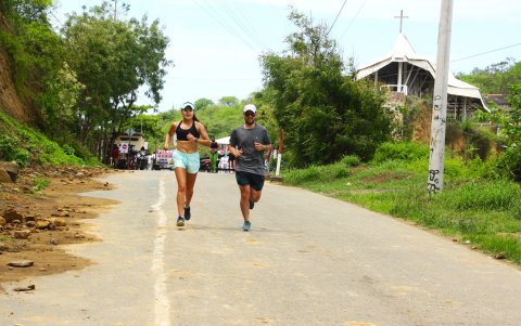 Riesgos. La tierra ha cedido de tal forma en algunos puntos de la vía, que ya uno de los dos carriles que la integran ha quedado oculto.