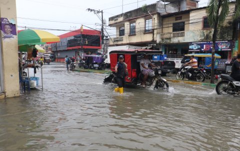 A pie o en moto, los ciudadanos de Salitre salen a trabajar o a buscar trabajo ahora con el agua que les llega casi a las rodillas.