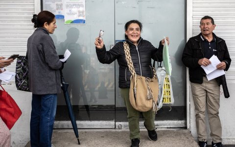 Albenis Muse celebra después de recibir los medicamentos de su hermano afuera de un dispensario médico en Bogotá el 5 de febrero de 2025.