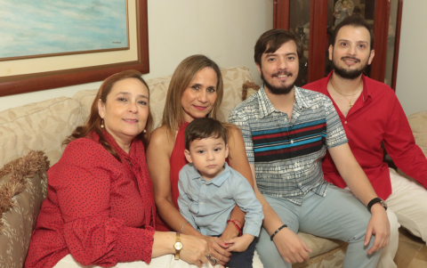 Gisela Rosero, Lourdes German, Aldo Bocca, Andrés Bocca y el pequeño José Villamar.