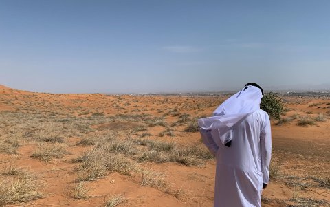 El paisaje rocoso de Jebel Faya donde se encuentra un desierto de dunas rojizas.