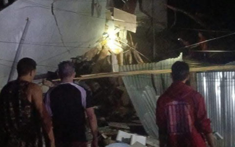 Una casa colapsó por la corriente.