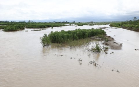 Azolvado. Los sedimentos que están en la unión del río Cañar y Patul preocupan a los trabajadores porque temen a que estos avancen hasta el dique del baipás y luego estrechen el embalse.