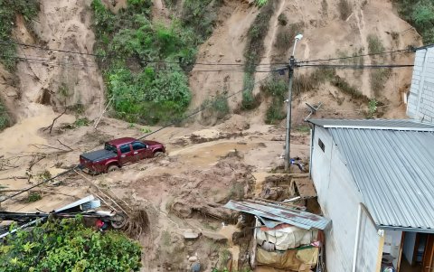 Vehículos enterrados por aluvión en Piñas, El Oro.