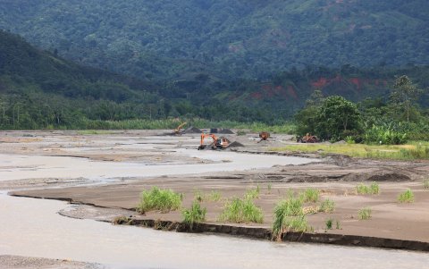 Sedimentos. Debido a que el río Bulubulu está bajo, se pueden observar las largas y anchas planicies de sedimentos; la empresa privada aprovecha y saca la arena.