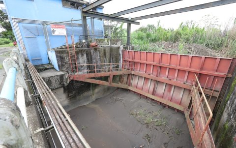 Daños. Los brazos que deberían estar articuladas al eje de apoyo de las compuertas, de ambos lados, no están, por lo que no esta no funciona.