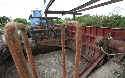 Deterioro. La estructura y los tubos de la derivadora Manuel de J Calle está oxidada y dañada en varios tramos; así también las barandas del puente.