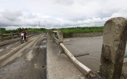 Infraestructura. Las barandas del puente de la Derivadora Manuel de J Calle están destruidas; en este sitio falta mantenimiento.
