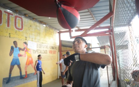 James Roldán dándole a la pera en un entrenamiento.