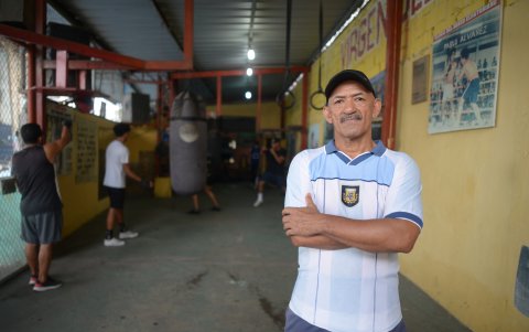 10 años lleva el entrenador Pablo Álvarez Caicedo en este sector de Guayaquil, dando clases 
de boxeo.