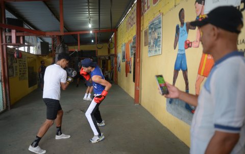 Mientras en el complejo Ángel de María Canales, entrenan, en la parte se afuera se escuchaban disparos