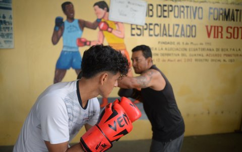 Elkim (i) y Amir Demera, padre e hijo dedicados a entrenar box.