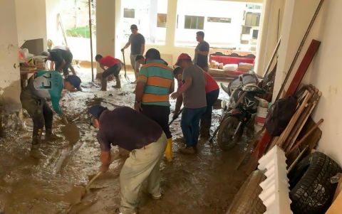 El aluvión en Piñas dejó escombros y daños que dificultan la recuperación de la zona.