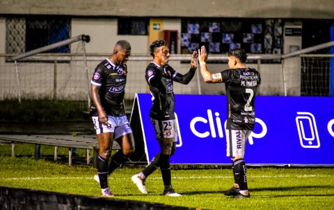 Gabriel Cortez, Cristian Solano hicieron goles en Loja, festejan con Mario Pineida.