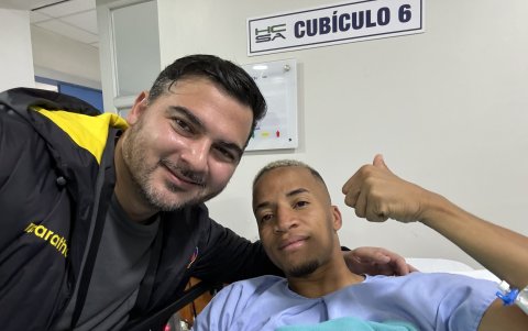 Antonio Álvarez presidente de Barcelona SC junto a Byron Castillo en una clínica de Loja.