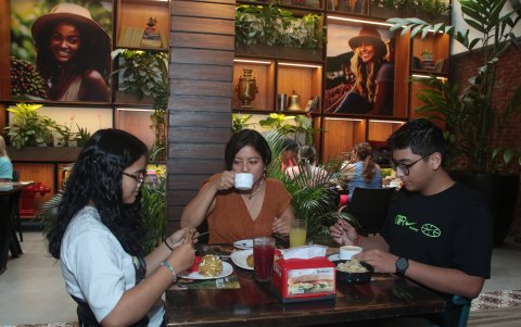 Más de 21.000 clientes recibe al mes la cadena de cafeterías, Bombóns Coffee Shop.