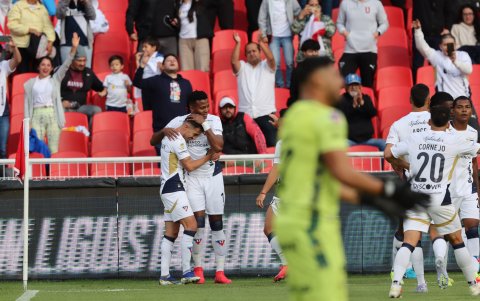 Michael Estrada (d) abraza a Lisandro Alzugaray tras su asistencia para el gol de Liga de Quito