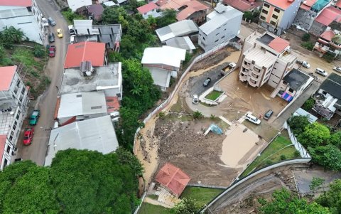 Las calles quedaron llenas de lodo y residuos que arrastró el aluvión.