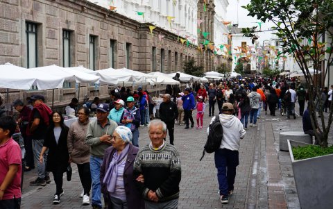 Reactivación. Emprendedores se colocan en la García Moreno para ofertar sus productos, durante los fines de semana.
