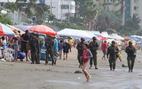 Militares custodian las playas de Esmeraldas en este feriado.